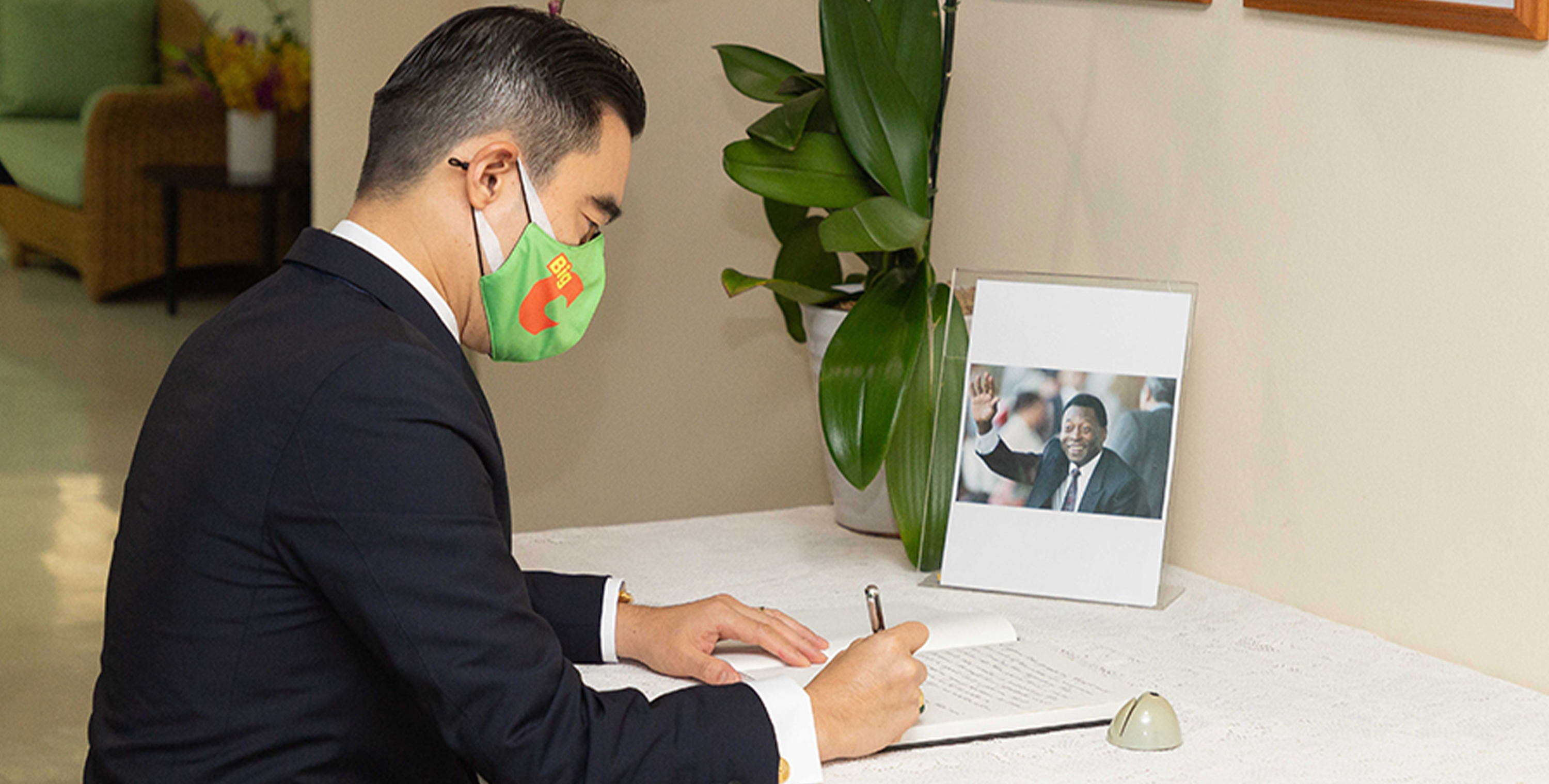 Mr. Aswin Techajareonvikul was signed the Book of Condolences to pay tribute to “Pele”, a Brazilian footballer.