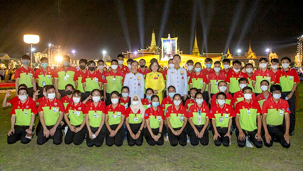 พระบาทสมเด็จพระเจ้าอยู่หัว และสมเด็จพระนางเจ้าฯ พระบรมราชินี ทรงเป็นประธานในพิธีจุดเทียนมหามงคล เพื่อสดุดีพระเกียรติคุณและน้อมรำลึกในพระมหากรุณาธิคุณ ของพระบาทสมเด็จพระบรมชนกาธิเบศร มหาภูมิพลอดุลยเดชมหาราช บรมนาถบพิตร  เนื่องในวันคล้ายวันพระบรมราชสมภ