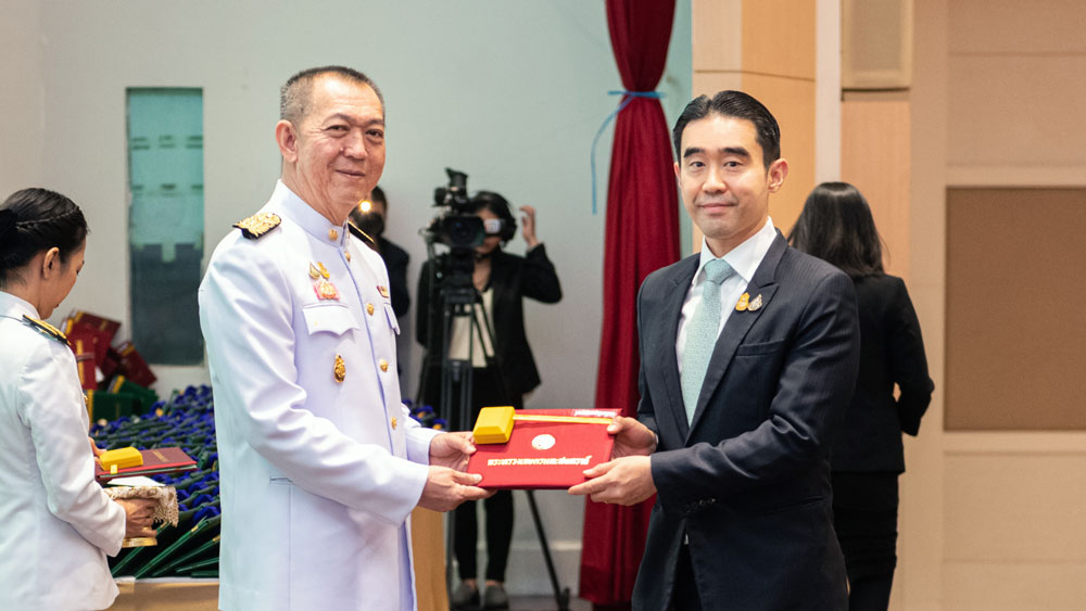 คุณอัศวิน เตชะเจริญวิกุล รับมอบประกาศนียบัตรและเข็มวิทยฐานะเชิดชูเกียรติเกษตราภิภัทร กิตติมศักดิ์ ในฐานะผู้มีคุณานุคุณต่อกระทรวงเกษตรและสหกรณ์ ประจำปี 2563