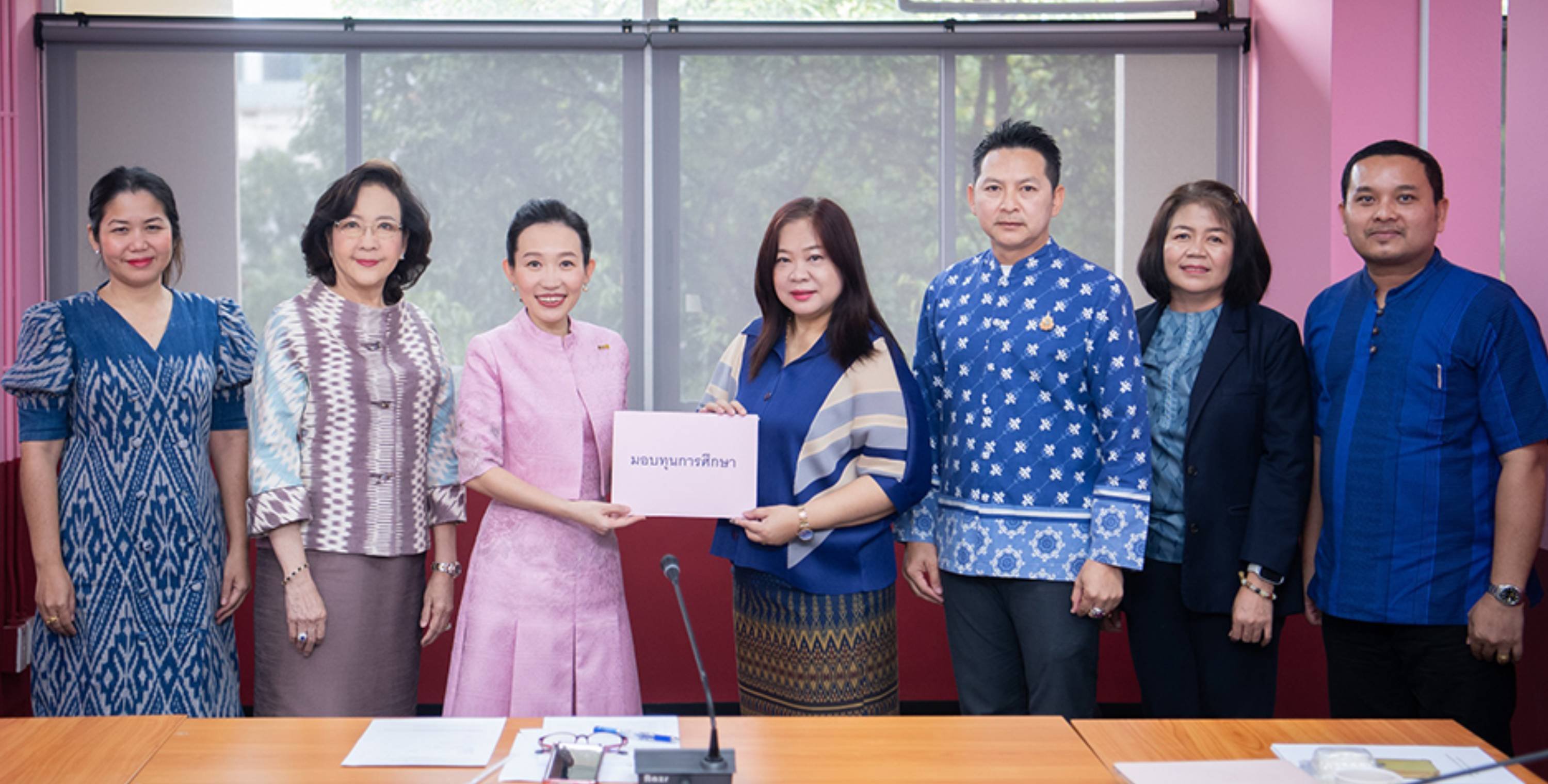 คุณฐาปณี เตชะเจริญวิกุล ถ่ายทอดมุมมองความสำคัญของการส่งเสริมการศึกษา  พร้อมมอบทุนสนับสนุนนักศึกษา มทร.กรุงเทพ