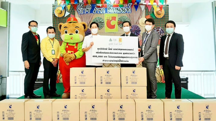 กรมสนับสนุนบริการสุขภาพ กระทรวงสาธารณสุข รับมอบวัสดุทางการแพทย์ สำลีก้อน ตราบิ๊กซี มูลค่ากว่า 600,000 บาท จากมูลนิธิ บีเจซี บิ๊กซี เพื่อใช้ทำความสะอาดและป้องกันไวรัสโรค COVID-19