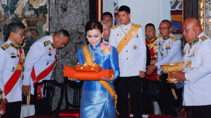 พระราชินี-เจ้าฟ้าทีปังกร เสด็จแทนพระองค์ถวายผ้าพระกฐินวัดราชโอรสารามและวัดอรุณฯ