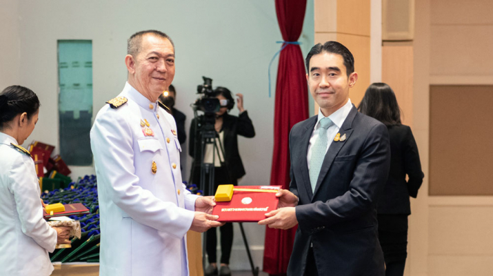 คุณอัศวิน เตชะเจริญวิกุล รับมอบประกาศนียบัตรและเข็มวิทยฐานะเชิดชูเกียรติเกษตราภิภัทร กิตติมศักดิ์ ในฐานะผู้มีคุณานุคุณต่อกระทรวงเกษตรและสหกรณ์ ประจำปี 2563