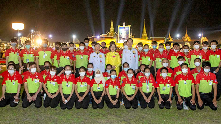 พระบาทสมเด็จพระเจ้าอยู่หัว และสมเด็จพระนางเจ้าฯ พระบรมราชินี ทรงเป็นประธานในพิธีจุดเทียนมหามงคล เพื่อสดุดีพระเกียรติคุณและน้อมรำลึกในพระมหากรุณาธิคุณ ของพระบาทสมเด็จพระบรมชนกาธิเบศร มหาภูมิพลอดุลยเดชมหาราช บรมนาถบพิตร  เนื่องในวันคล้ายวันพระบรมราชสมภ