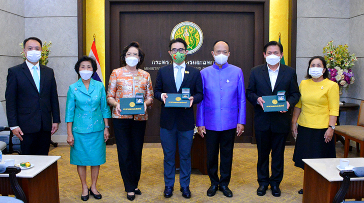 คุณอัศวิน เตชะเจริญวิกุล รับมอบเกียรติบัตรและเครื่องหมายเชิดชูเกียรติ สืบสานเกษตรกรรมยั่งยืน ประจำปี 2565 จากกระทรวงเกษตรและสหกรณ์