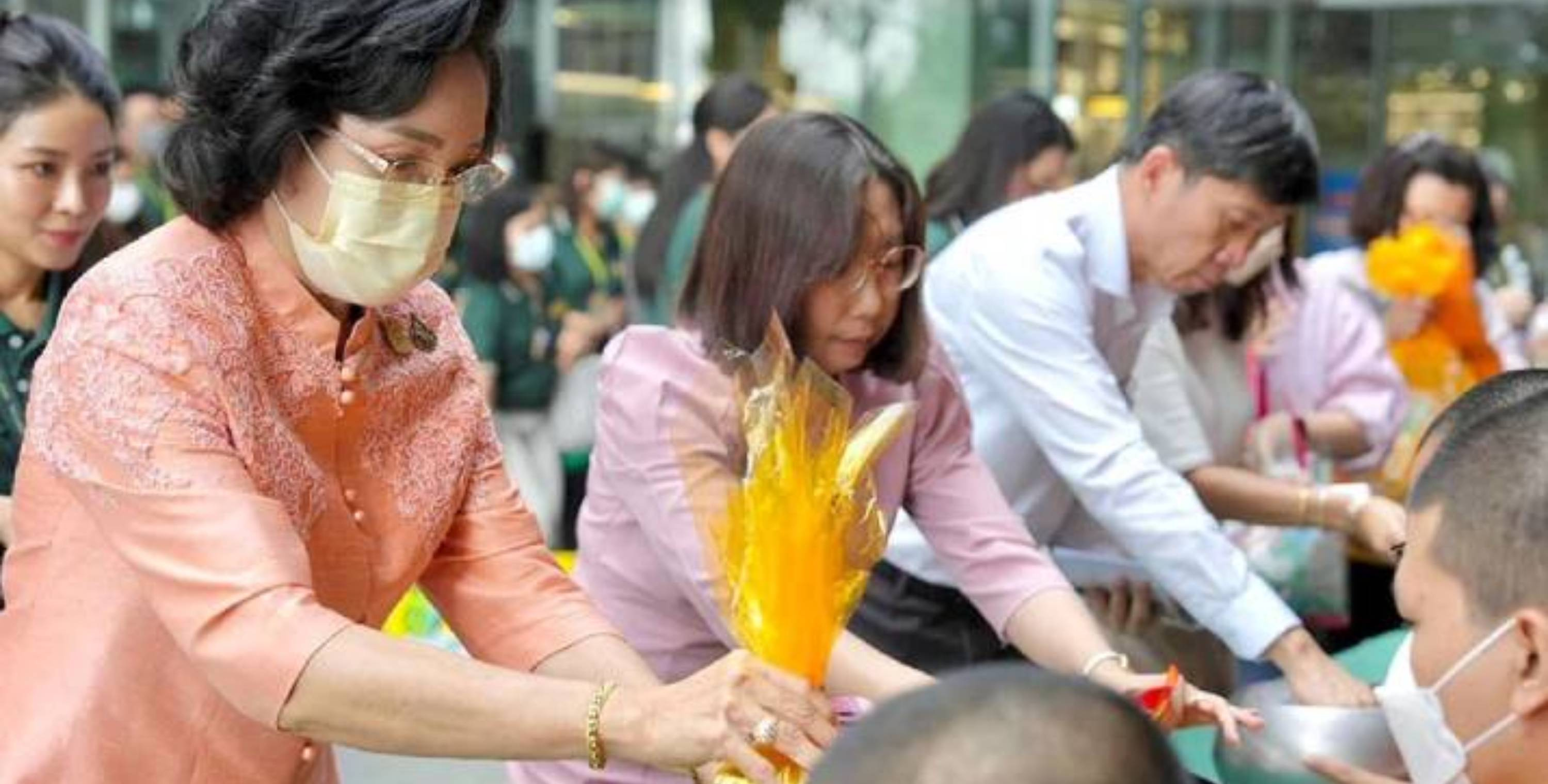 กลุ่มบีเจซี บิ๊กซี จัดพิธีทำบุญตักบาตร เพื่อน้อมรำลึกในพระมหากรุณาธิคุณ  พระบาทสมเด็จพระบรมชนกาธิเบศร มหาภูมิพลอดุลยเดชมหาราช บรมนาถบพิตร