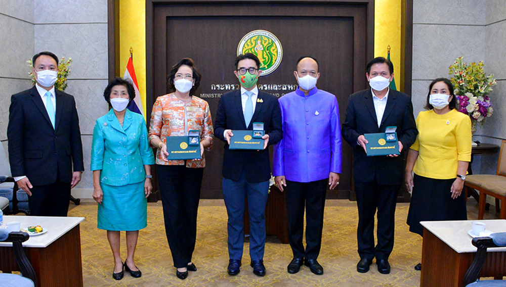 คุณอัศวิน เตชะเจริญวิกุล รับมอบเกียรติบัตรและเครื่องหมายเชิดชูเกียรติ สืบสานเกษตรกรรมยั่งยืน ประจำปี 2565 จากกระทรวงเกษตรและสหกรณ์