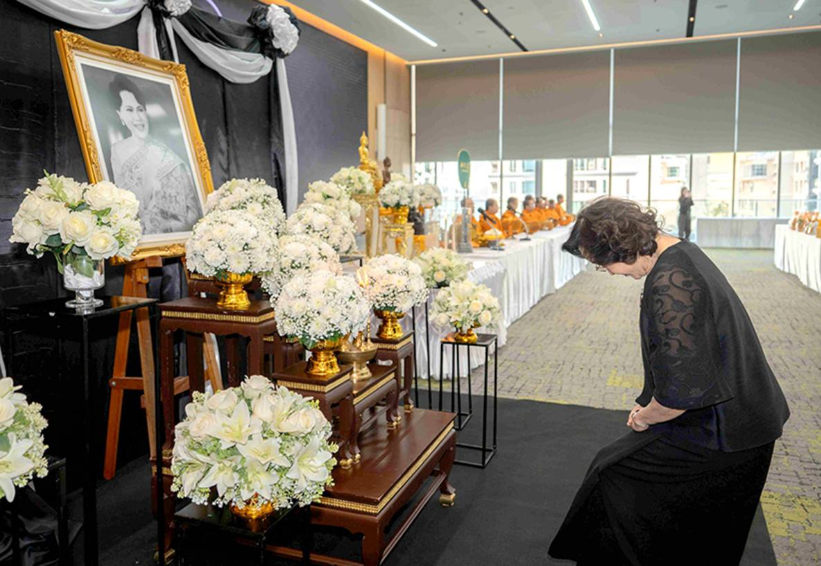 กลุ่มบีเจซี บิ๊กซี จัดพิธีทำบุญตักบาตร เพื่อถวายเป็นพระราชกุศล  เนื่องในบรรจบวาระสตมวาร (๑๐๐ วัน)  แด่สมเด็จพระนางเจ้าสิริกิติ์ พระบรมราชินีนาถ พระบรมราชชนนีพันปีหลวง