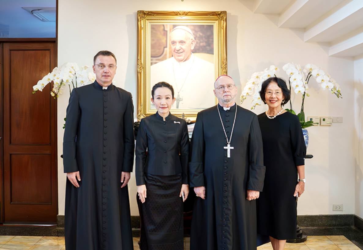 คุณฐาปณี เตชะเจริญวิกุล ร่วมลงนามแสดงความเสียใจเพื่อไว้อาลัย ต่อการสิ้นพระชนม์ ของสมเด็จพระสันตะปาปาฟรังซิส