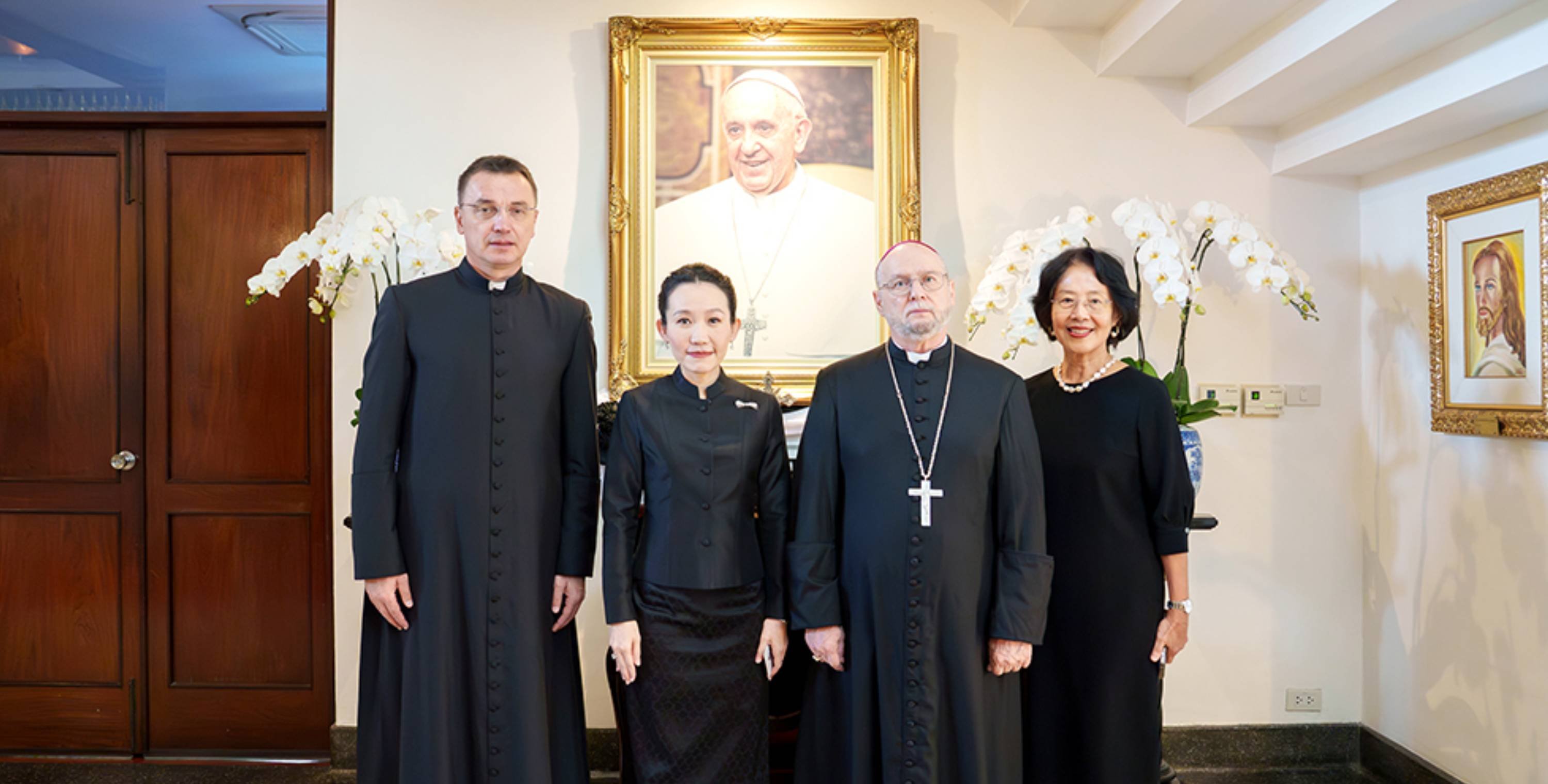 คุณฐาปณี เตชะเจริญวิกุล ร่วมลงนามแสดงความเสียใจเพื่อไว้อาลัย ต่อการสิ้นพระชนม์ ของสมเด็จพระสันตะปาปาฟรังซิส