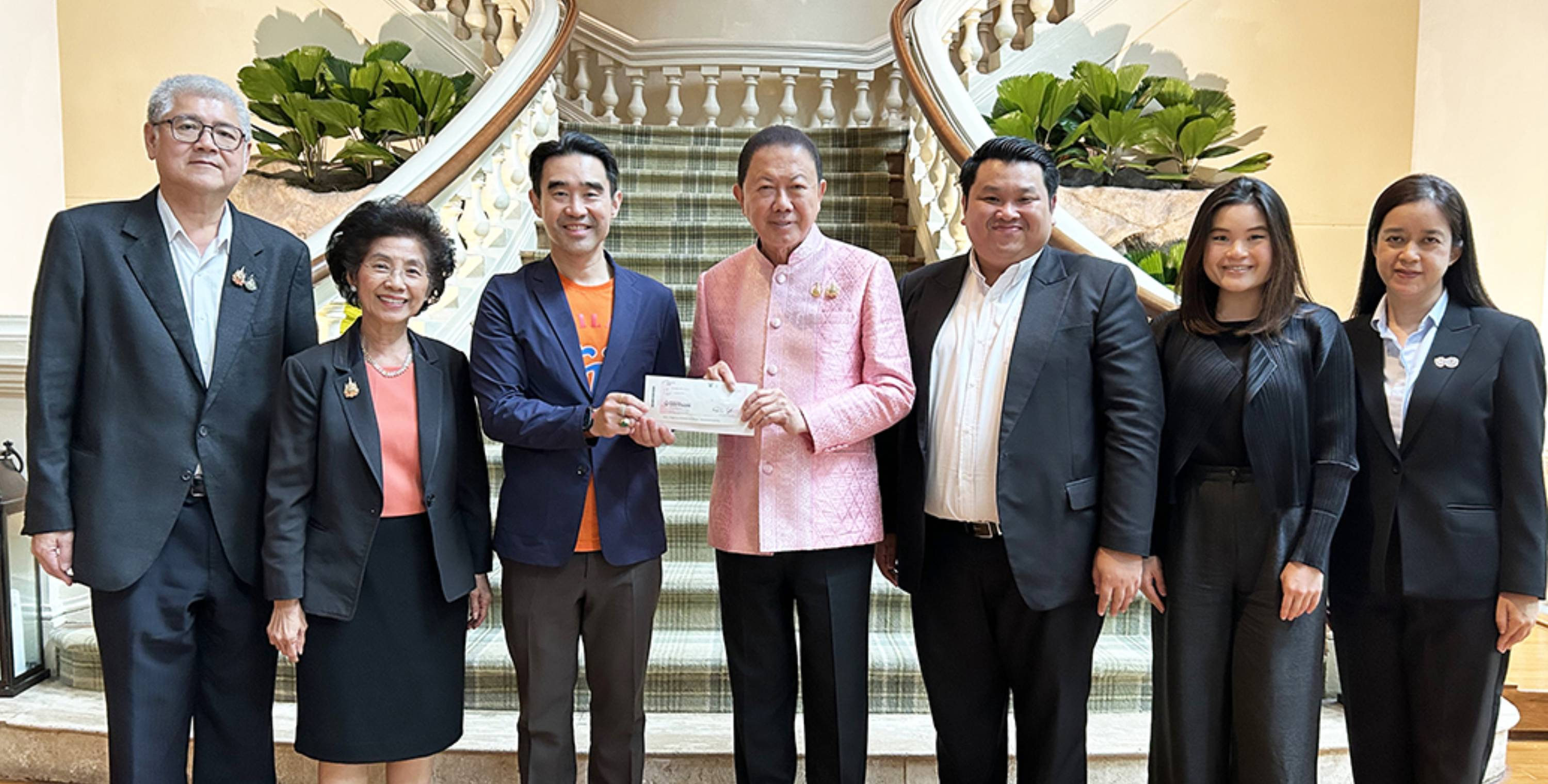 กลุ่มบีเจซี บิ๊กซี มอบเงินสนับสนุนการจัดการแข่งขันฟุตบอลหญิงอายุไม่เกิน 17 ปี ระหว่างทีมชาติไทยกับเวียดนามให้กับสภาธุรกิจไทย-เวียดนาม
