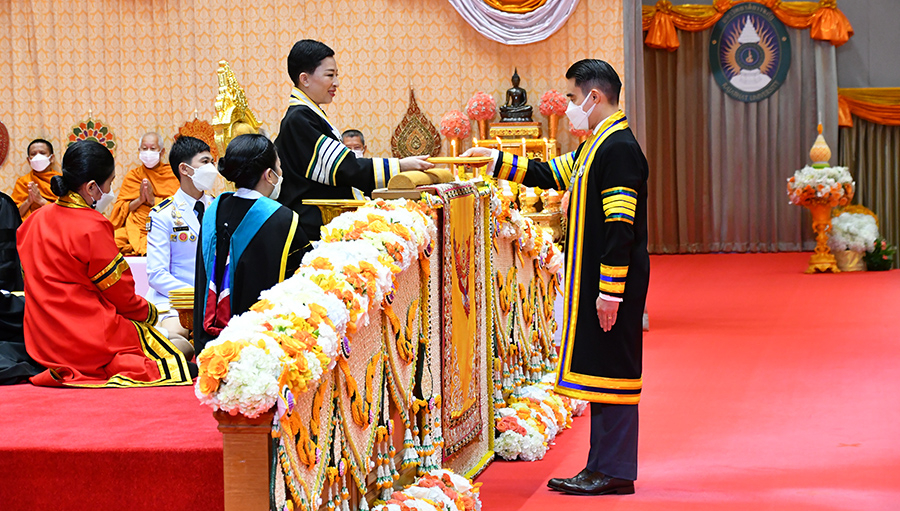 คุณอัศวิน เตชะเจริญวิกุล เข้ารับพระราชทานปริญญาดุษฎีบัณฑิตกิตติมศักดิ์  คณะวิทยาศาสตร์ สาขาวิทยาศาสตร์และเทคโนโลยีสิ่งแวดล้อม มหาวิทยาลัยราชภัฏธนบุรี