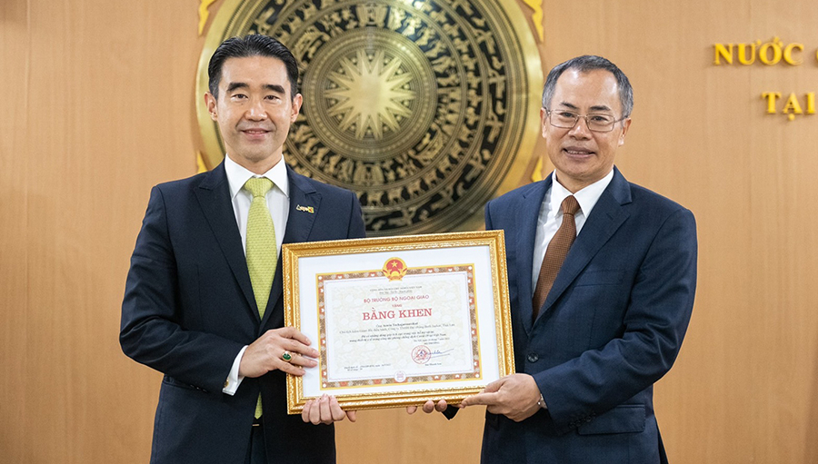 คุณอัศวิน เตชะเจริญวิกุล รับมอบใบประกาศเกียรติคุณ ในฐานะองค์กรสร้างสรรค์ประโยชน์ให้แก่สาธารณรัฐสังคมนิยมเวียดนาม