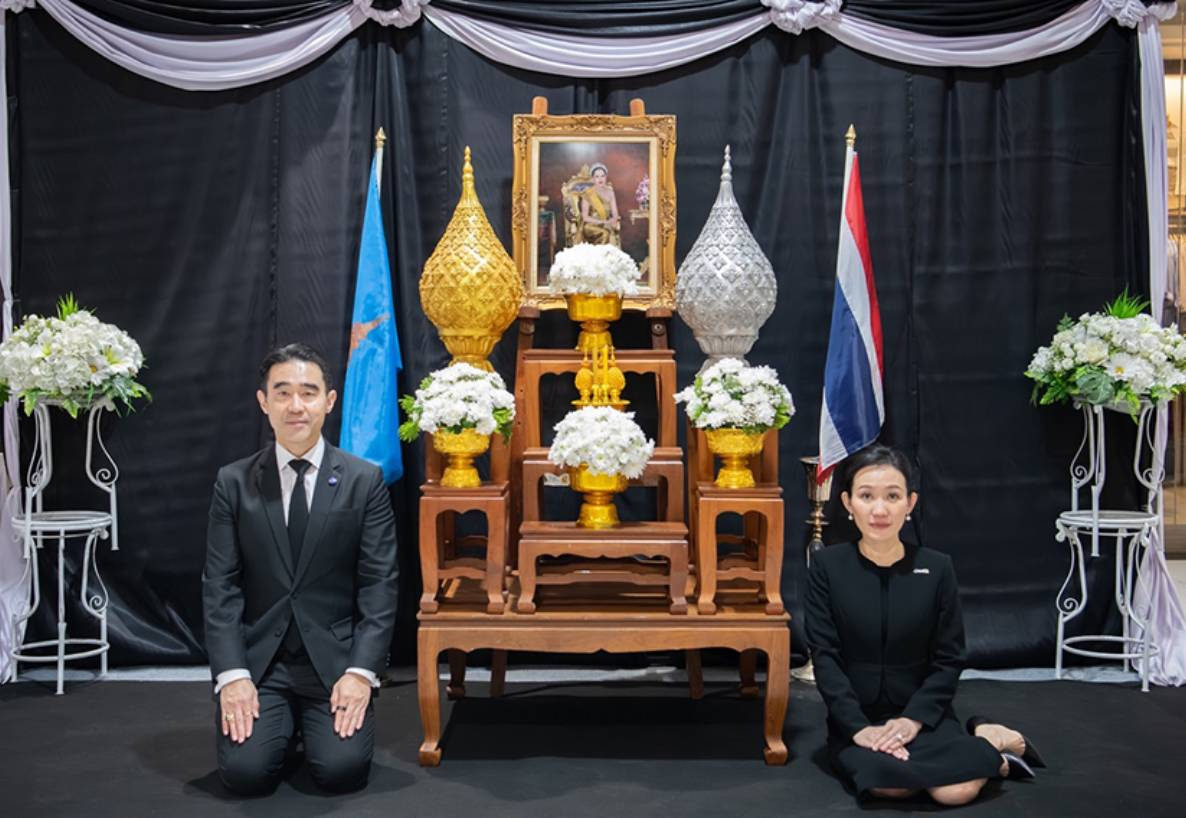 กลุ่มบีเจซี บิ๊กซี ร่วมถวายความอาลัย   แด่ สมเด็จพระนางเจ้าสิริกิติ์ พระบรมราชินีนาถ พระบรมราชชนนีพันปีหลวง  ด้วยสำนึกในพระมหากรุณาธิคุณอันยิ่งใหญ่