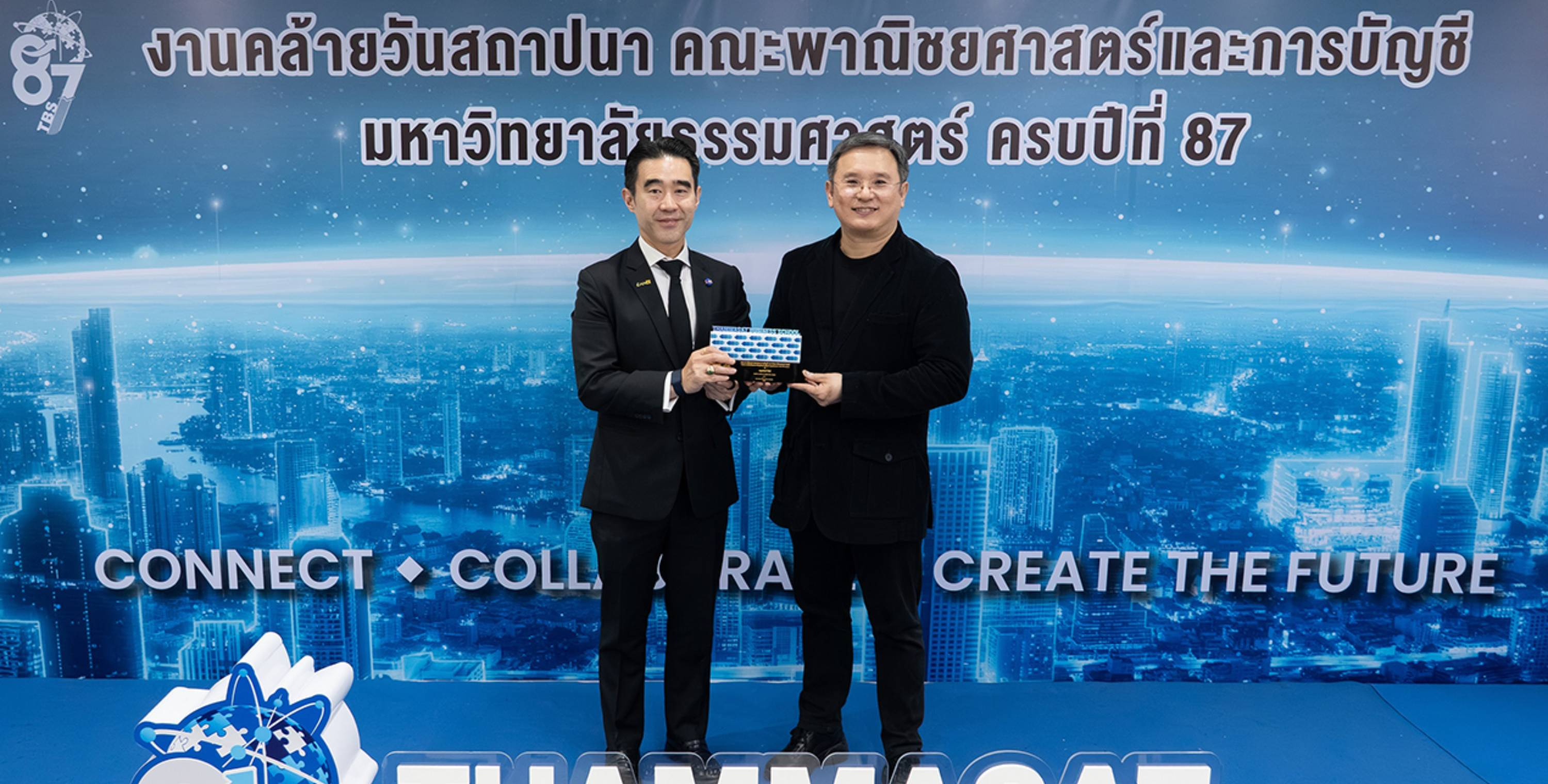 กลุ่มบีเจซี บิ๊กซี รับมอบโล่เกียรติคุณ ในโอกาสคล้ายวันสถาปนา  คณะพาณิชยศาสตร์และการบัญชี มหาวิทยาลัยธรรมศาสตร์ ครบรอบปีที่ 87