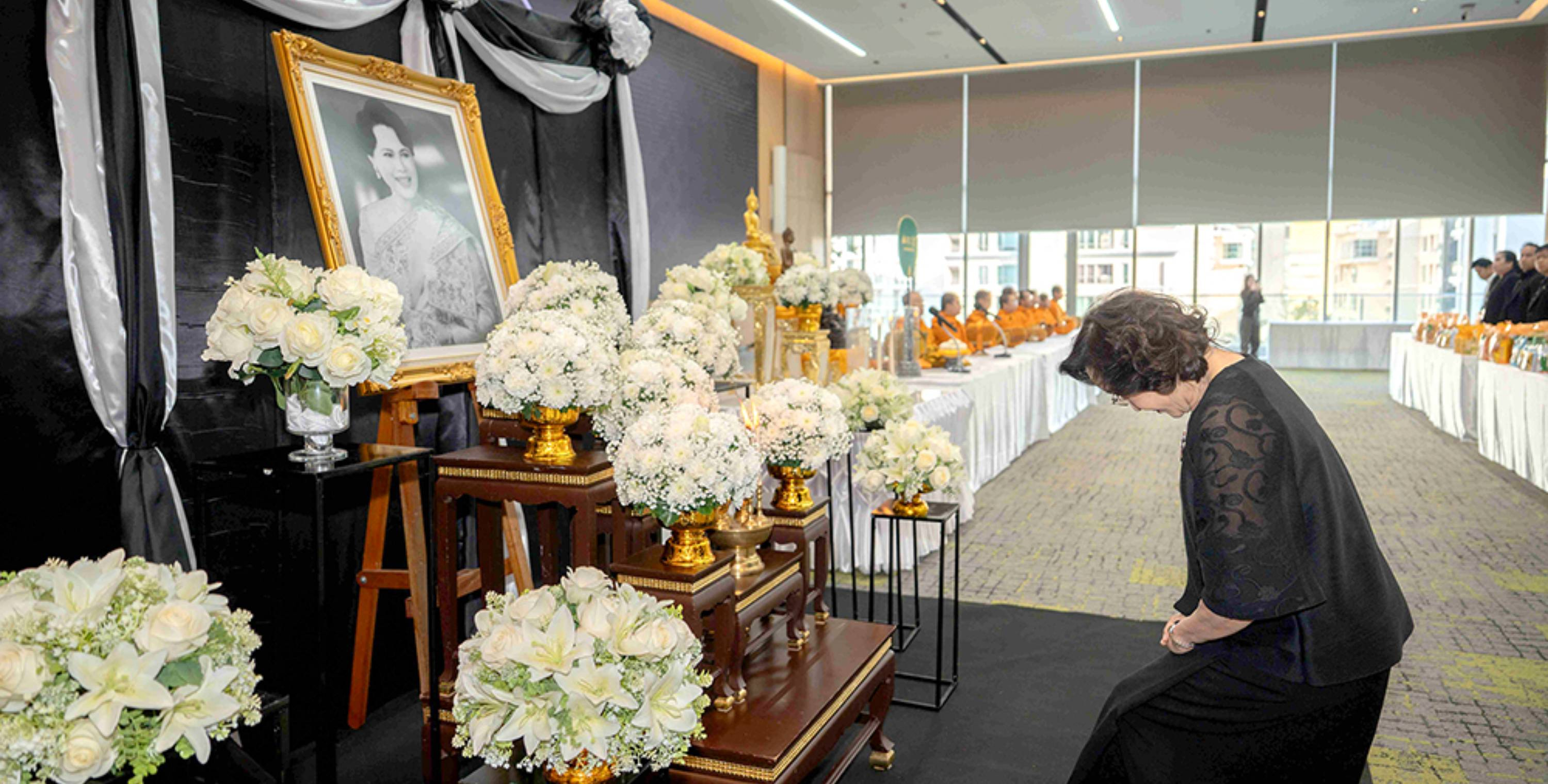 กลุ่มบีเจซี บิ๊กซี จัดพิธีทำบุญตักบาตร เพื่อถวายเป็นพระราชกุศล  เนื่องในบรรจบวาระสตมวาร (๑๐๐ วัน)  แด่สมเด็จพระนางเจ้าสิริกิติ์ พระบรมราชินีนาถ พระบรมราชชนนีพันปีหลวง